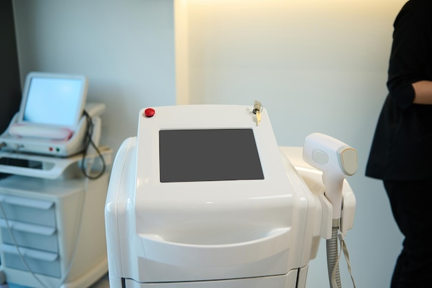 Équipement laser moderne pour les procédures d'épilation pour le nettoyage professionnel de la peau par impulsions laser Concept de cosmétologie matérielle et de soins du corps