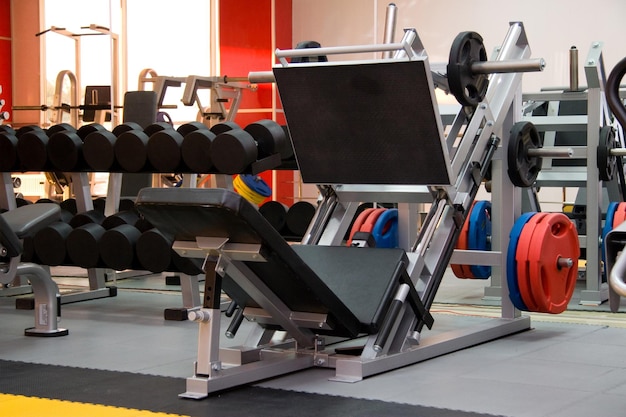 Équipement et machines au centre de remise en forme moderne Gym