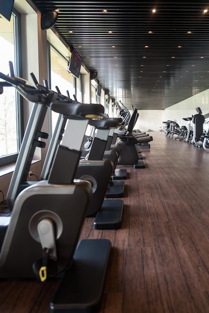 Équipement et machines au centre de remise en forme moderne Gym