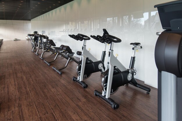 Équipement et machines au centre de remise en forme moderne Gym