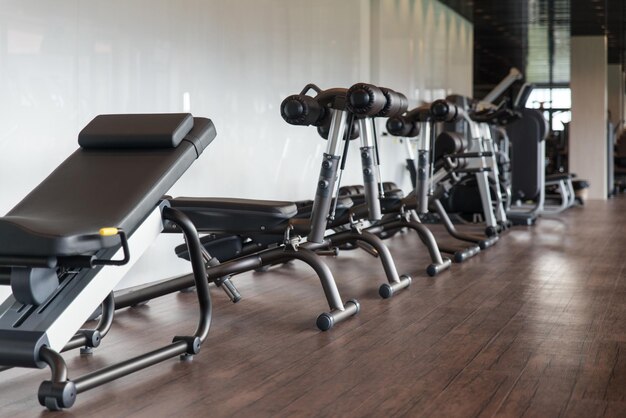 Équipement et machines au centre de remise en forme moderne Gym