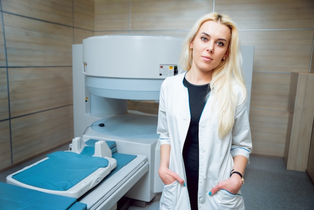 Équipement médical. Docteur en salle d'IRM à l'hôpital