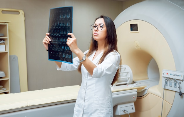 Équipement médical. Docteur en salle d'IRM à l'hôpital