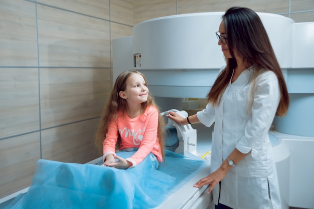 Équipement médical. Médecin et patient en salle d'IRM