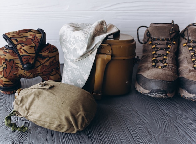 Équipement militaire sur fond de bois