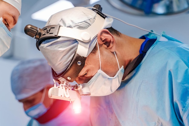 Équipement moderne en salle d'opération Chirurgie de la colonne vertébrale Groupe de chirurgiens en salle d'opération