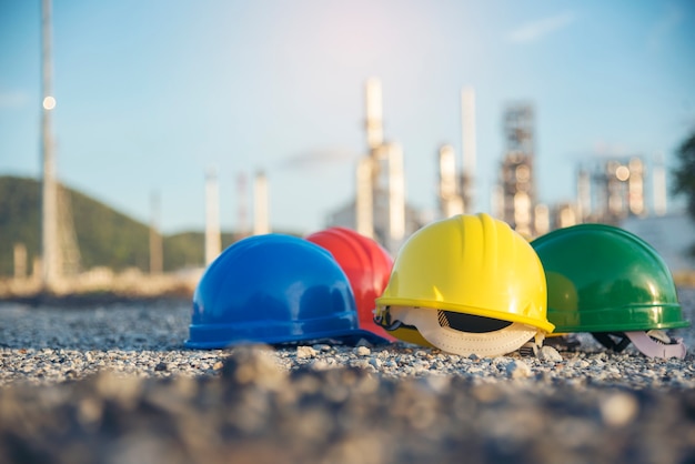 Équipement d'outils de sécurité de casque de construction pour les travailleurs sur le chantier de construction pour l'ingénierie