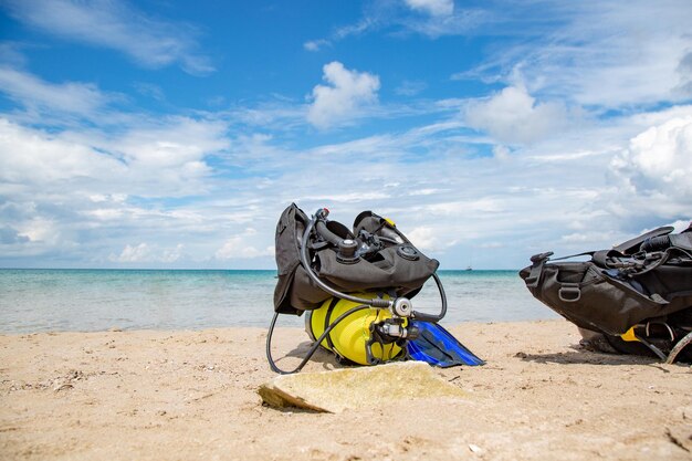 Équipement d'un plongeur autonome un ballon à oxygène se trouve sur la plage équipement de plongée palmes ballons masques