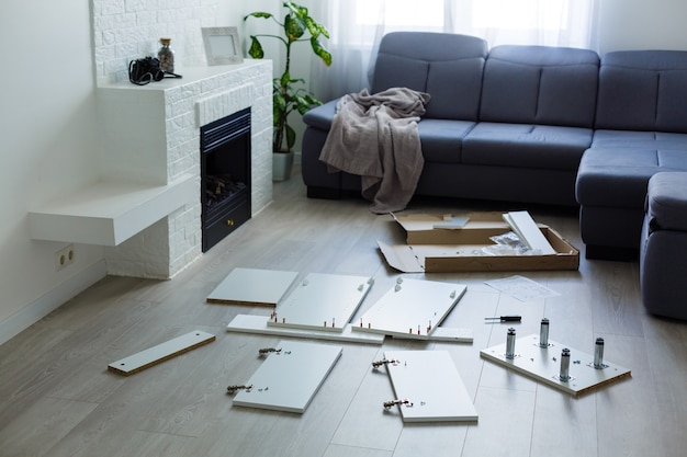 Équipement pour l'assemblage de meubles sur une table dans le salon