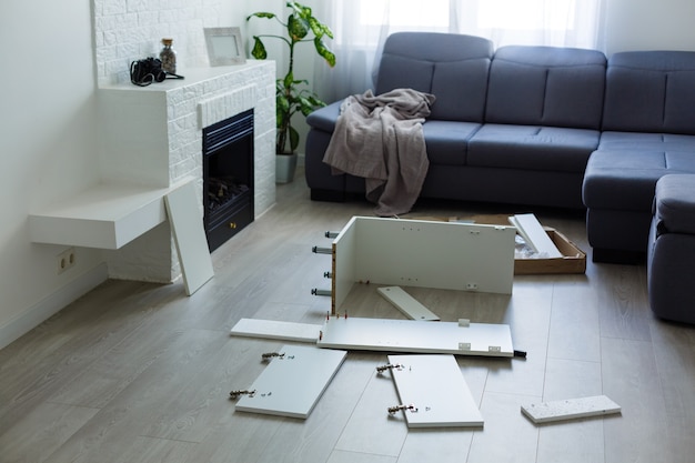 Équipement pour l'assemblage de meubles sur une table dans le salon