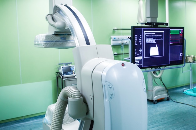 Équipement pour les opérations de diagnostic.. Coronarographie. Intervention coronaire percutanée-recanalisation, angioplastie par ballonnet et stenting de l'artère coronaire gauche