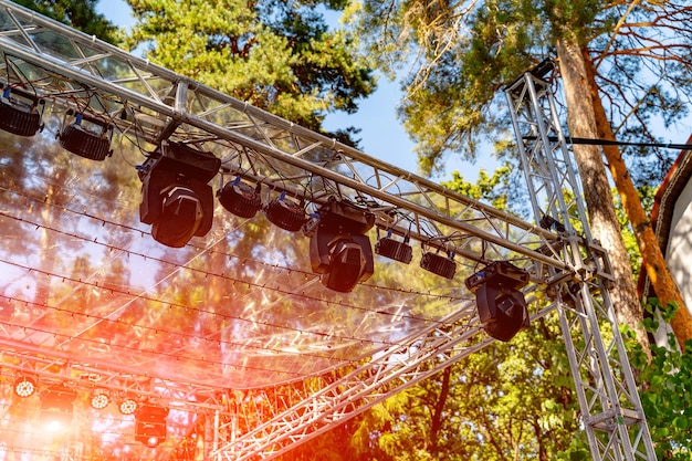 Équipement de scène pour un concert Vue recadrée de l'équipement d'éclairage de la grande scène avec moniteur Mise au point sélective Concept extérieur de concert