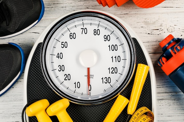 Équipement de sport et d'entraînement sur un plancher en bois le concept de perte de poids et d'activité physique