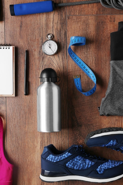 Équipement de sport féminin sur un fond en bois