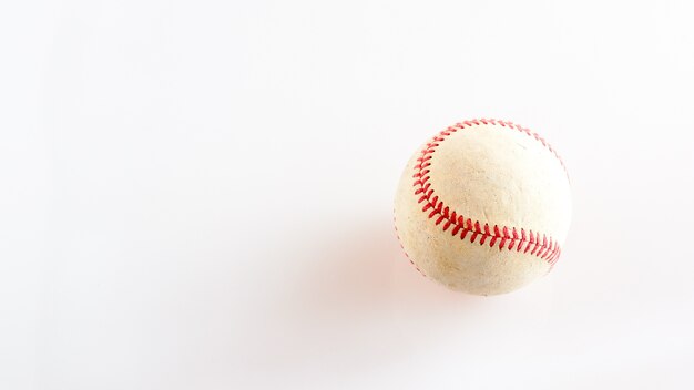 Équipement de sport vieux baseball sur fond blanc