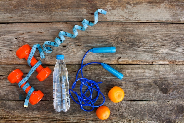 Équipement sportif, eau et mandarines en vue de dessus