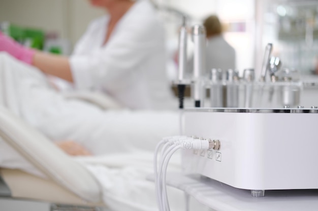 Équipement technologique moderne de soins de la peau dans la clinique de cosmétique