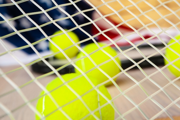 Équipement de tennis sur une surface en bois se bouchent