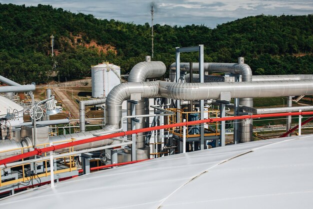 Équipement d'usine de raffinerie pour les vannes d'huile et de gaz de pipeline au réservoir de toit de gaz.