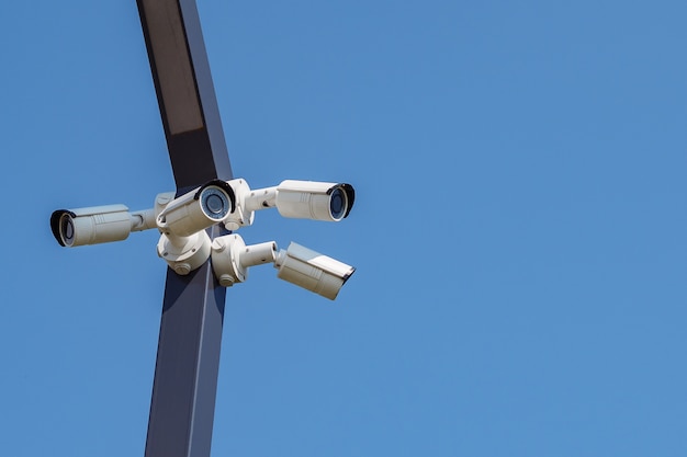 Équipement vidéo de caméra de sécurité de surveillance CCTV multi-angle sur le ciel bleu