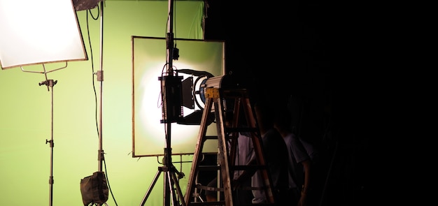 Équipements légers de studio pour la vidéo de film de photo ou de film. Jeu de lumières pour prise de vue professionnelle et fond d'écran. Projecteur à LED et Spot pour la production vidéo. La configuration comprend une boîte à lumière pour porte de grange.