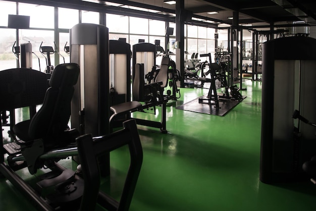 Équipements et machines au centre de remise en forme de la salle de sport moderne