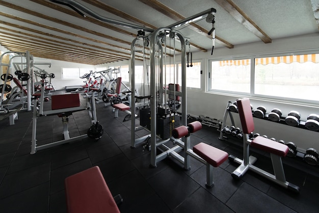 Équipements et machines au centre de remise en forme de la salle de sport moderne