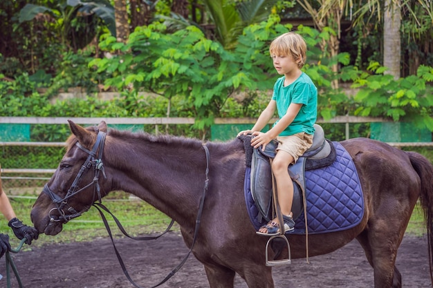 Équitation garçon effectuant des exercices à cheval