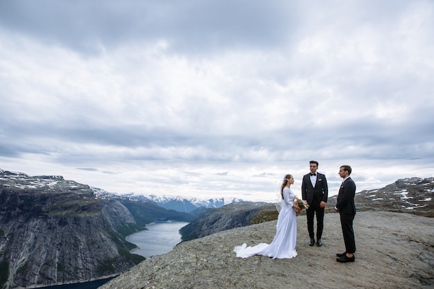 Quitter la cérémonie de mariage sur un fragment de roche en Norvège appelé la langue de Troll