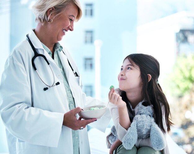 Quoi de neuf doc. Plan d'une petite fille se faisant examiner à la clinique.