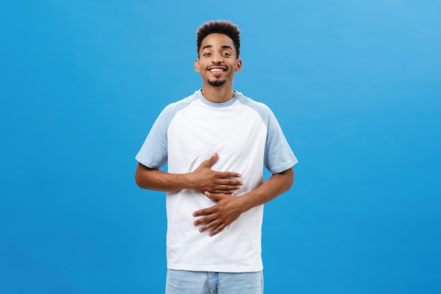 Photo quoi de plus satisfaisant que de la nourriture ravie d'un beau mec à la peau foncée avec une coupe de cheveux afro...