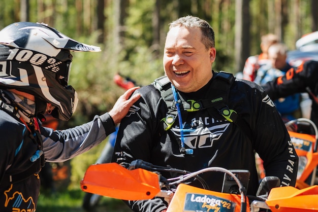 RÉPUBLIQUE DE CARÉLIE RUSSIE VERS JUIN 2022 Tournoi Offroad Trophée Ladoga 2022 en Carélie Coureurs de moto dans un casque à motos sportives