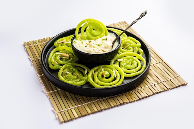 Rabdi Jalebi Jilebi vert ou Imarati avec Rabri à base de lait de condensation dessert indien