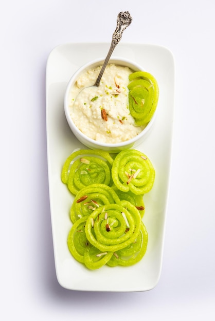 Rabdi Jalebi Jilebi vert ou Imarati avec Rabri à base de lait de condensation dessert indien