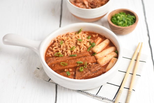 rabokki est Ramen ou nouilles instantanées coréennes et Tteokbokki dans une sauce coréenne épicée