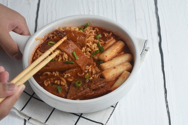 rabokki est Ramen ou nouilles instantanées coréennes et Tteokbokki dans une sauce coréenne épicée