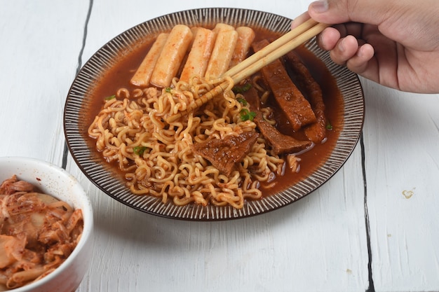 rabokki est Ramen ou nouilles instantanées coréennes et Tteokbokki dans une sauce coréenne épicée