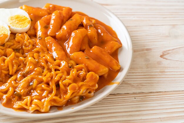 Rabokki (ramen ou nouilles instantanées coréennes et Tteokbokki) dans une sauce coréenne épicée - style de cuisine coréenne