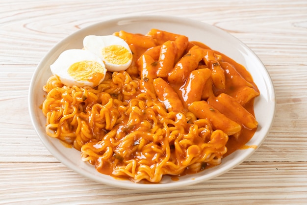 Rabokki (Ramen ou nouilles instantanées coréennes et Tteokbokki) dans une sauce coréenne épicée - style de cuisine coréenne