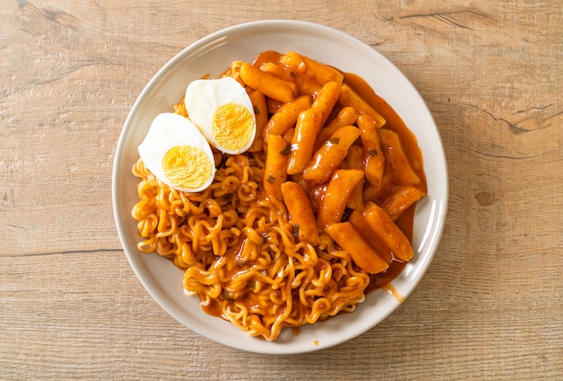 Rabokki (Ramen ou nouilles instantanées coréennes et Tteokbokki) dans une sauce coréenne épicée - style de cuisine coréenne