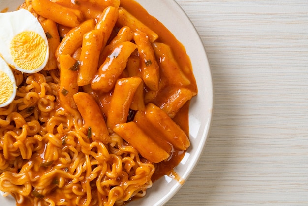 Rabokki (ramen ou nouilles instantanées coréennes et Tteokbokki) dans une sauce coréenne épicée - style de cuisine coréenne