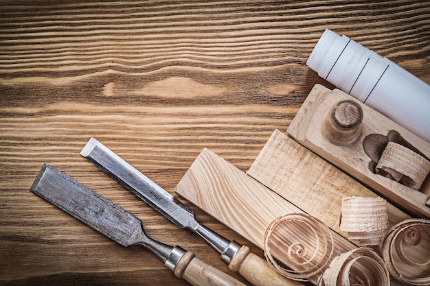 La raboteuse de dessin d'ingénierie cisèle les copeaux de briques en bois sur la planche de bois.