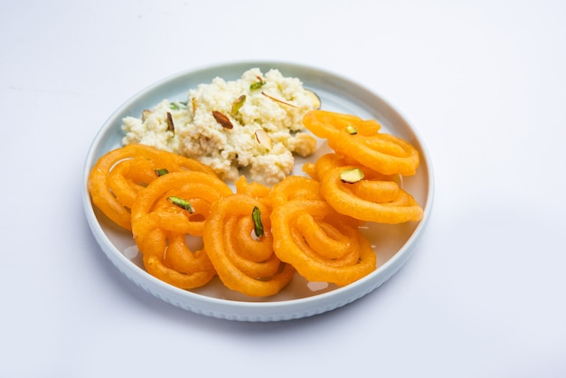 Rabri jalebi ou imarati au rabdi à base de lait concentré, célèbre dessert sucré d'Inde