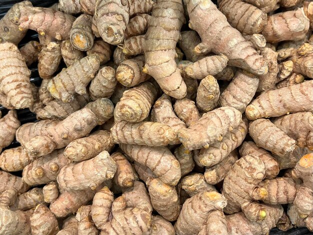 racine de curcuma fruits frais sur le comptoir du magasin du marché repas sain collation diététique alimentaire