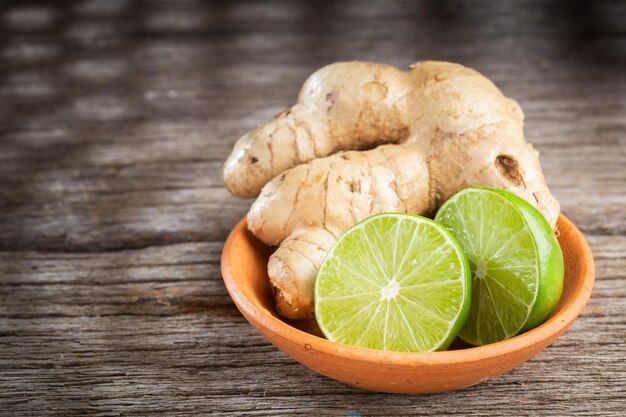 Racine de gingembre et citron sur l'espace de table pour le texte