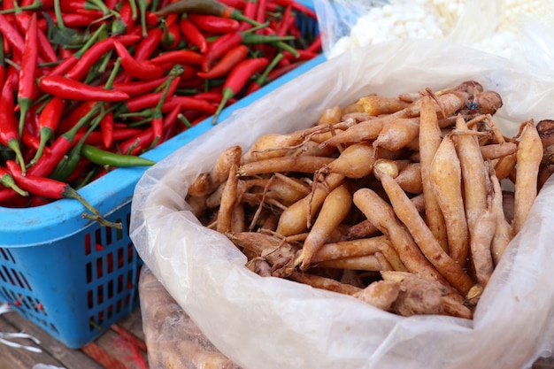 racine de gingembre et piment au marché