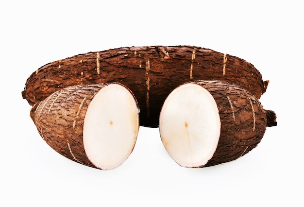 Racine de manioc sur fond blanc