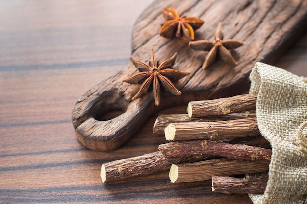 Racine de réglisse et anis sur la table Glycyrrhiza glabra