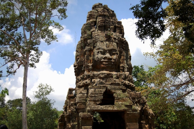 Racines d'arbres et ruines antiques bâtiment antique Prasat Ta Prohm ou temple Ancestor Brahma d'Angkor Wat pour les voyageurs cambodgiens voyagent visiter le respect prier à Angkor Thom à Siem Reap Cambodge