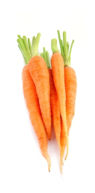 Racines de carottes mûres isolés sur fond blanc.